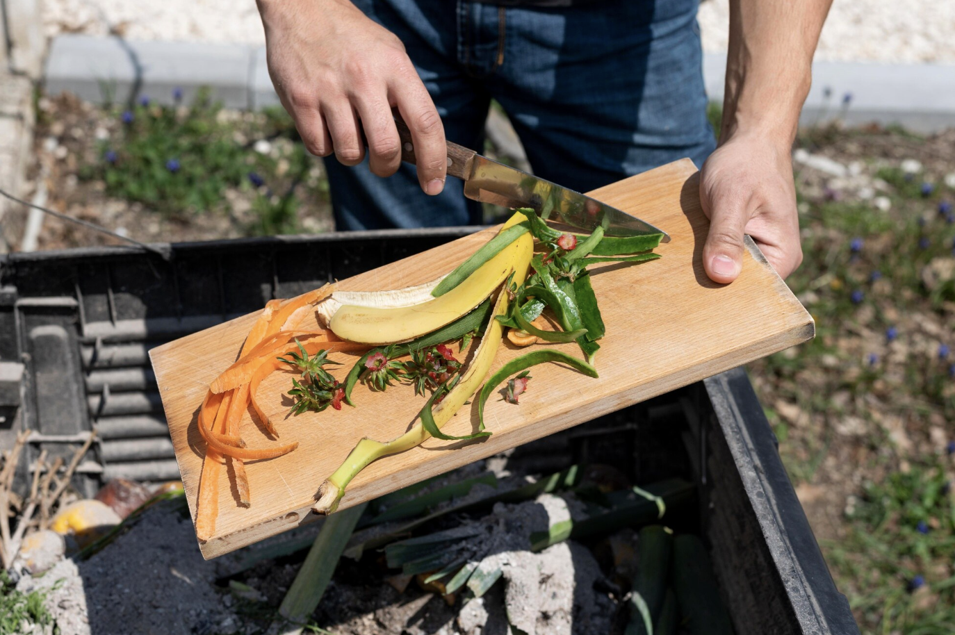 Planche à découper et des épluchures de légumes